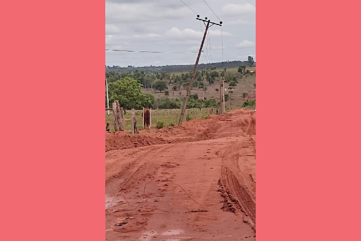 Postes com fios caídos na estrada principal da Teijin - Foto: Jornal da Nova
